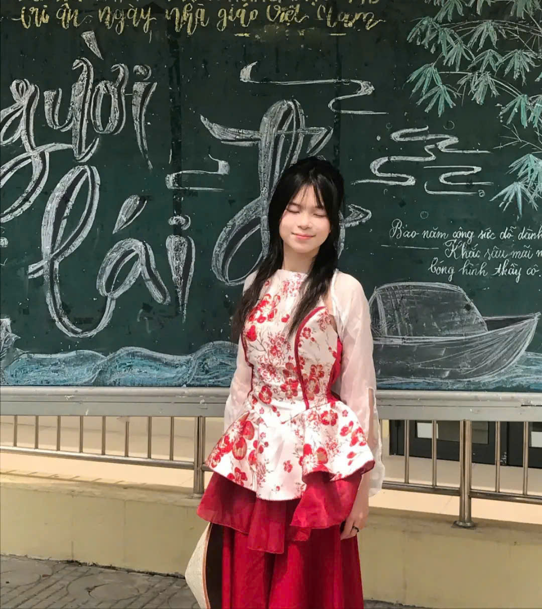 Cô gái Thiên Bình dịu dàng trong tà áo dài